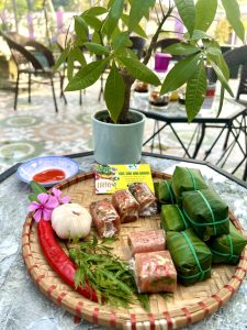 đến với biển Hải Tiến bạn hãy thưởng thức món ăn đặc sản truyền thống nem chua Thanh Hoá nhé!